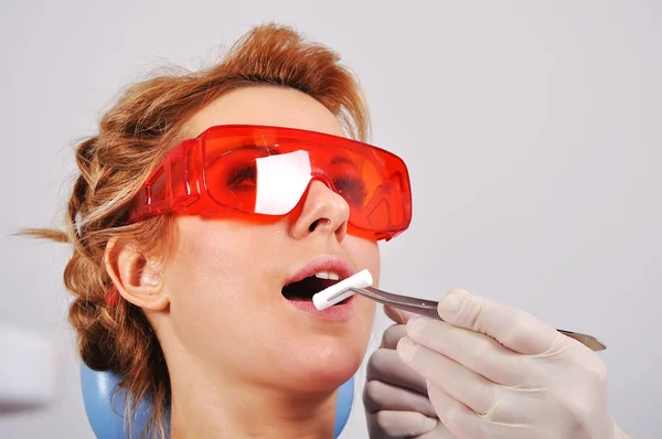 Zubní lékař vloží tampon — Stock fotografie
