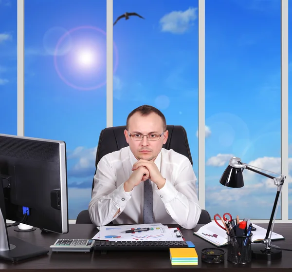 オフィスに座っているビジネスマンは — ストック写真