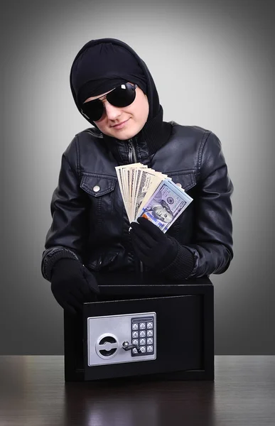 Dieb hält gestohlenen Dollar in der Hand — Stockfoto