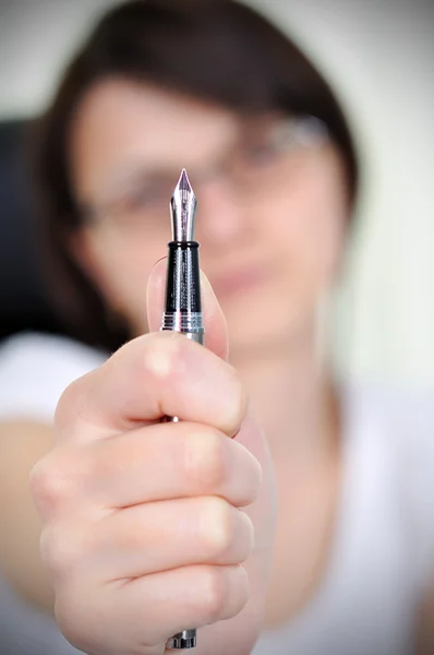 Frau hält Uhr — Stockfoto