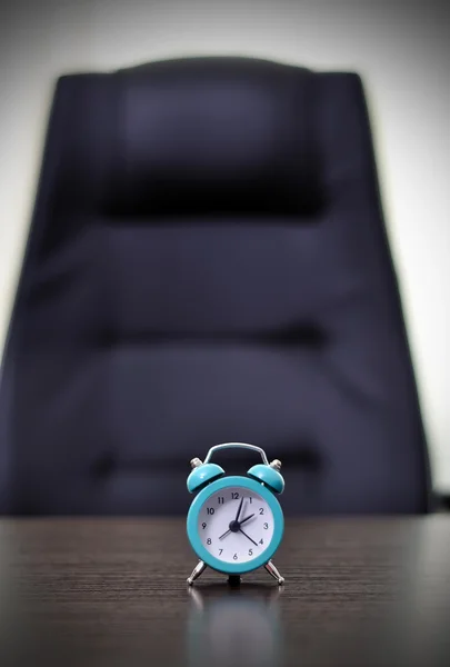 Reloj en la mesa — Foto de Stock