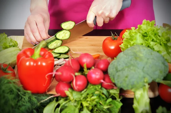 Chef cuts cucumber — Stock Photo, Image