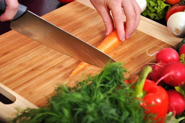 Chef corta zanahoria fresca — Foto de Stock