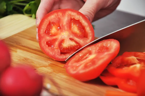 Kocken skär tomat — Stockfoto