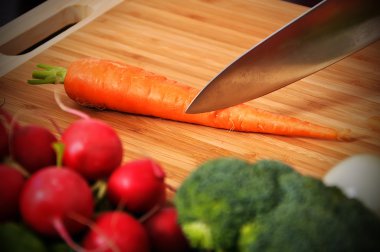 olgunlaşmış bir carrot bıçak kesiyor