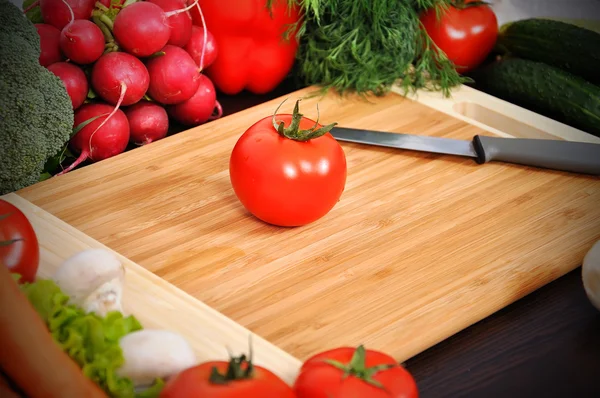 Tomato and knife — Stock Photo, Image