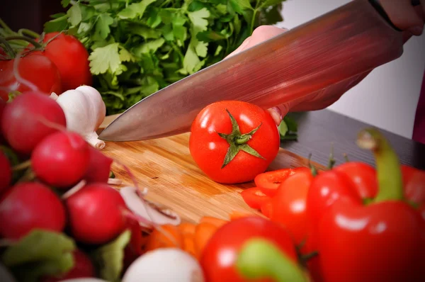 Mãos de corte de tomate — Fotografia de Stock