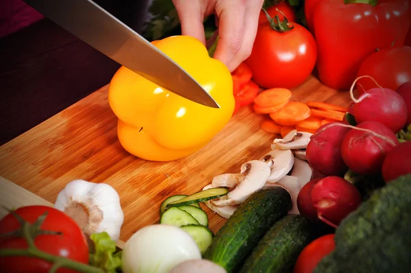 Chef cuts paprika — Stock Photo, Image