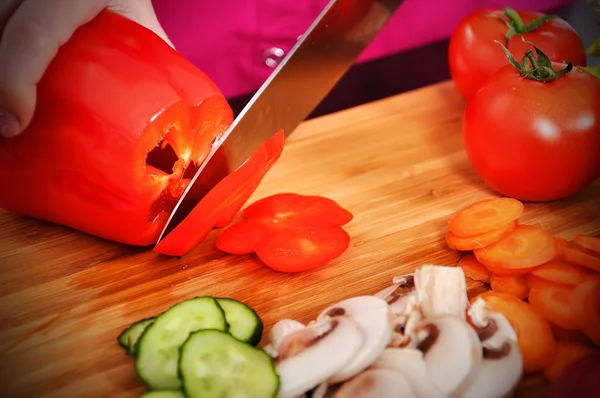 Chef corta pimentón rojo — Foto de Stock