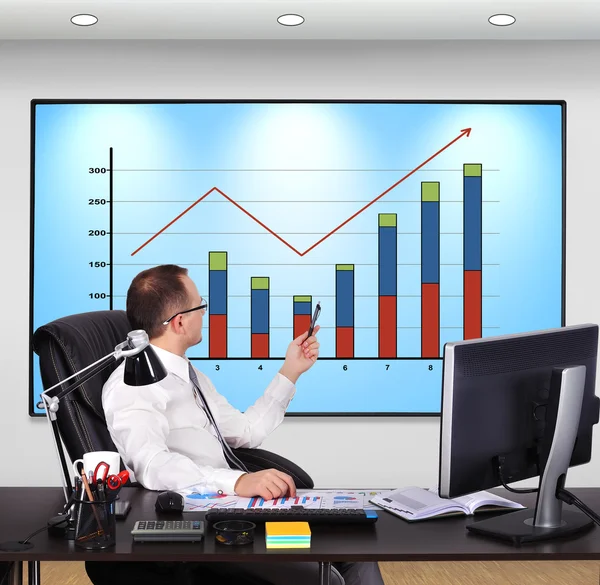 Businessman pointing to chart — Stock Photo, Image