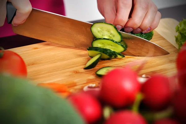 Corte a mano pepino — Foto de Stock