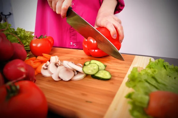 Chef-kok snijdt paprika — Stockfoto