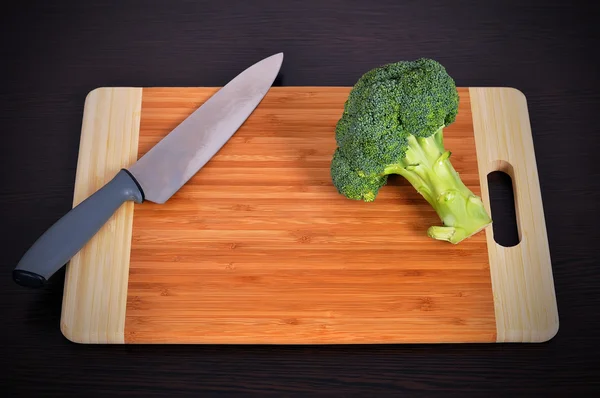 Брокколи и нож — стоковое фото