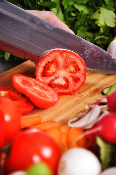 Ruční řezání rajče — Stock fotografie