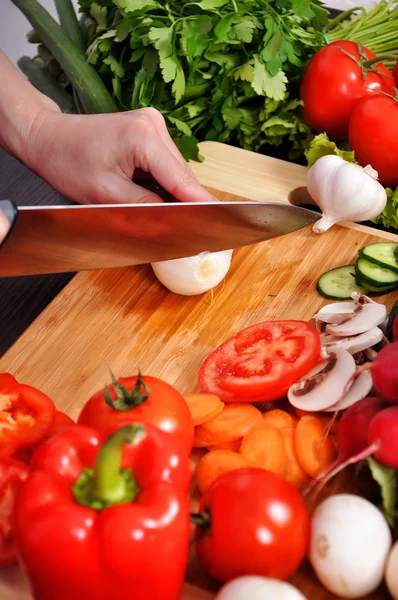 Chef corta cebola — Fotografia de Stock