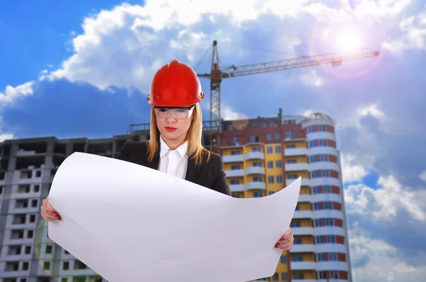 Kvinna ingenjör anläggning blueprint — Stockfoto