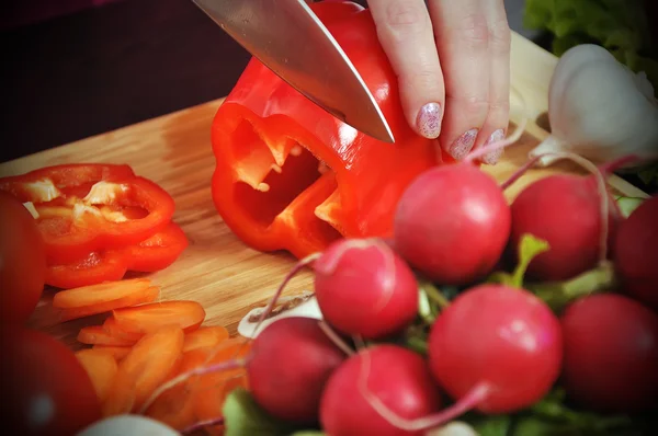 Šéfkuchař řezy papriky — Stock fotografie