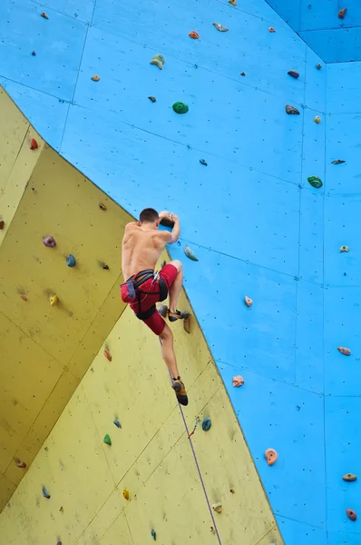 Jeune grimpeur escalade — Photo