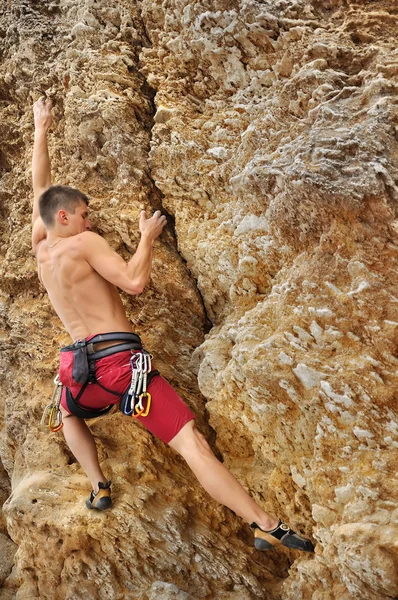 Young man climbing — Stock Photo, Image