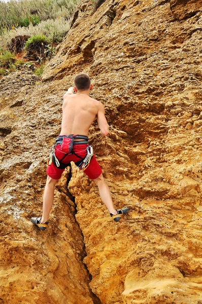 Fiatal srác, hegymászás — Stock Fotó