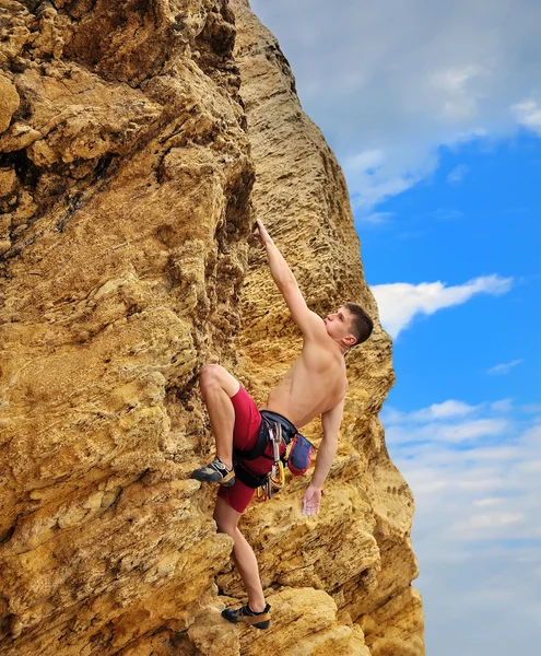 Homem a escalar — Fotografia de Stock