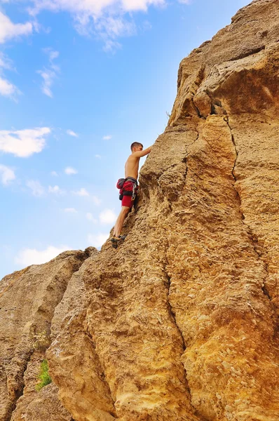 Man klimmen op rots — Stockfoto