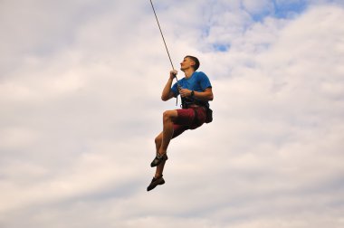 tırmanıcı bir ipte asılı