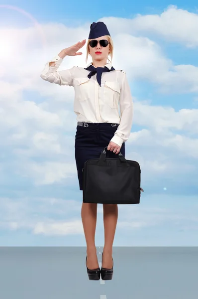 Stewardess permanent op de baan — Stockfoto