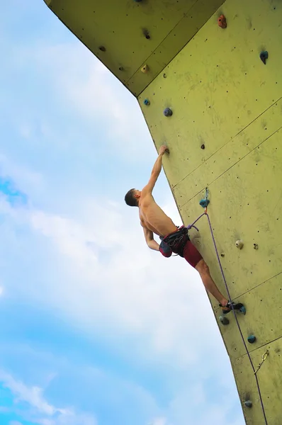 Muscular  climber — Stock Photo, Image