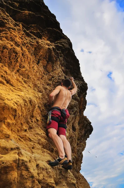 Man climbing on rock — Stock Photo, Image
