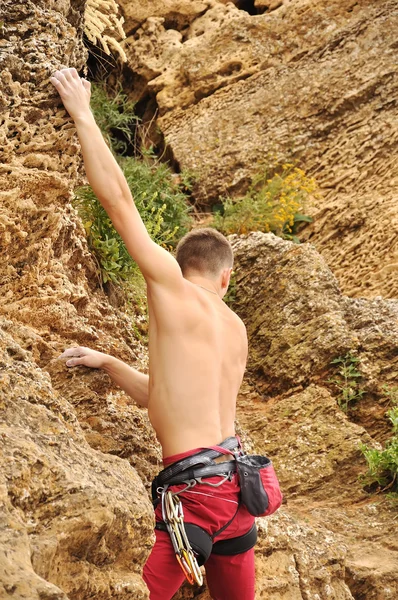 Chico escalando en roca —  Fotos de Stock