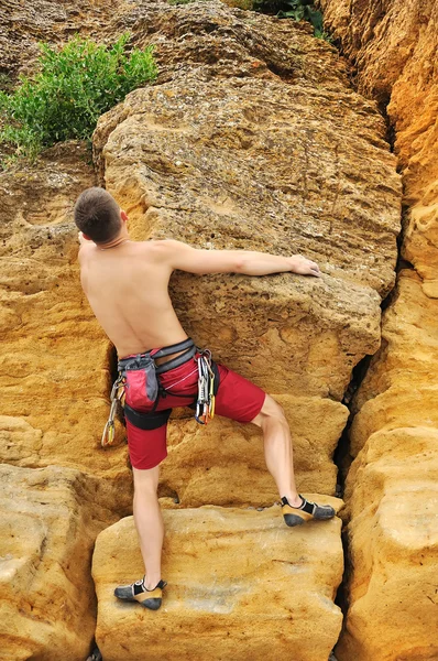 Climber climbing on rock — Stock Photo, Image