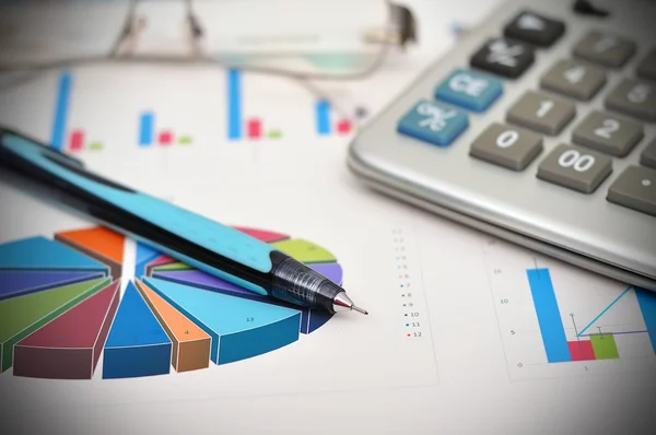 Stift und Finanzdiagramme — Stockfoto