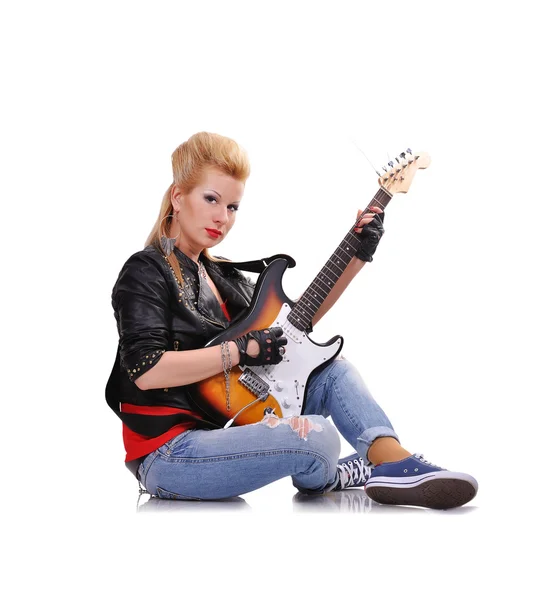 Рок-дівчина сидить з гітарою — стокове фото