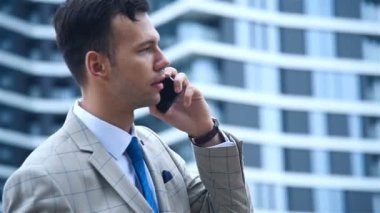 Cep telefonuyla konuşan genç bir tüccar. İş ve Bilgi Teknolojisi Konsepti. Kapat.