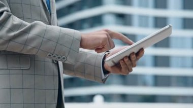 Takım elbiseli tüccar dijital tablet kullanıyor. İş ve Bilgi İletişim Teknolojisi Konsepti. Kapat.