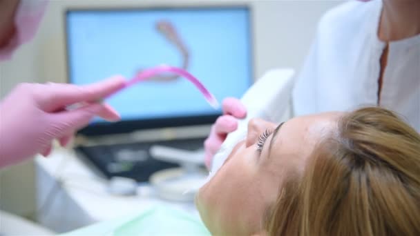 Zahnarzt Legt Patienten Mündungsring Den Mund Gesundheits Und Stomatologie Konzept — Stockvideo