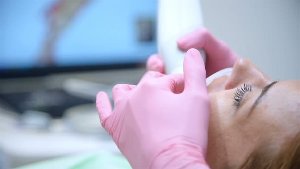Kieferorthopäde Scannen Die Zähne Des Patienten Mit Einem Scanner Und — Stockvideo