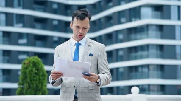 Trader Man Zoek Naar Zakelijke Rapport Hand Zakelijk Investeringsconcept Slow — Stockvideo