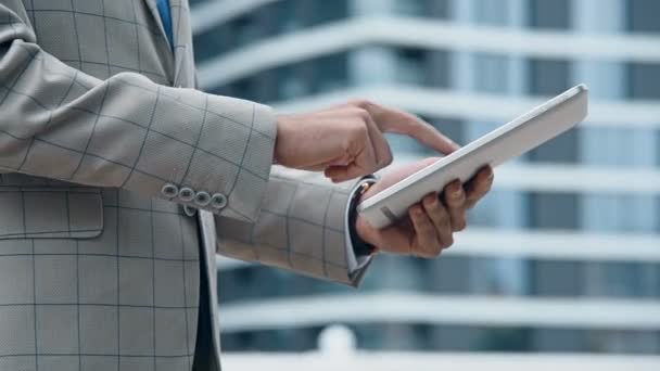Hombre Comerciante Traje Usando Tableta Digital Business Information Communication Technology — Vídeos de Stock