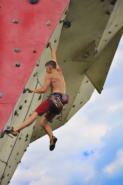 Mann klettert auf Mauer — Stockfoto