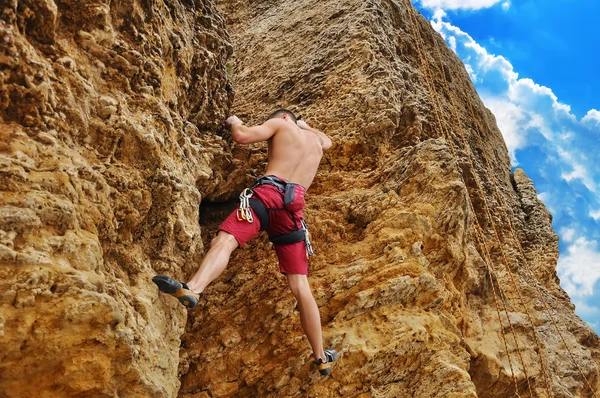 Guy climbing — Stock Photo, Image