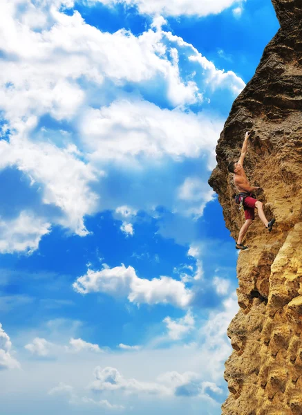 Man climbing on rock — Stock Photo, Image