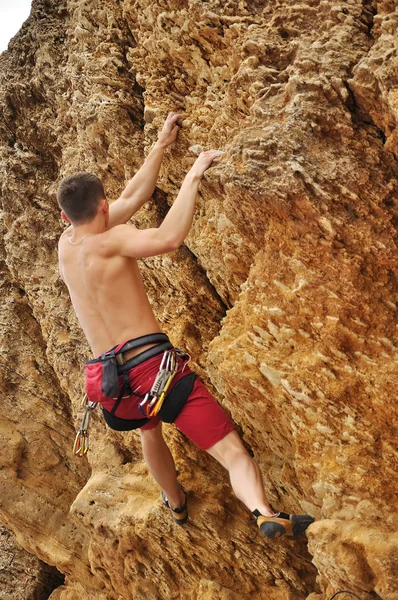 Klättrare klättrar på klippa — Stockfoto