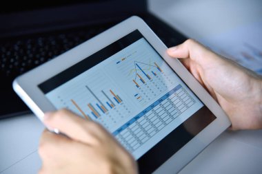 Ofiste dijital tablet bilgisayarla el ele tutuşmak. İş ve yönetim kavramı. Kapat.