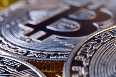 Gümüş bitcoin paralarını kapatın. Kripto para birimi ve sanal para kavramı.