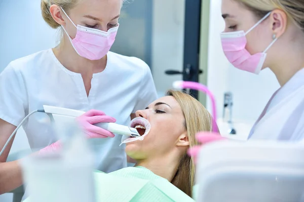 Tandläkare Och Assistent Skanna Patientens Tänder Med Intraoral Scanner Begreppet — Stockfoto