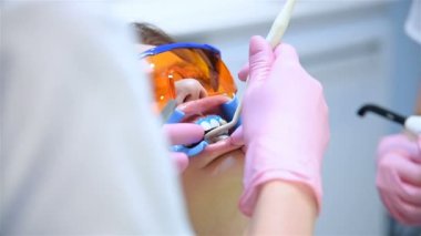Doktor, Whitening prosedüründen önce hastanın dişlerini muayene eder. Diş ve Diş Sağlığı Konsepti