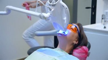 Klinikteki kadın hastada diş beyazlatma prosedürü. Diş ve Diş beyazlatma Konsepti