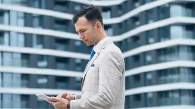 Modern Şehir Arkaplanı 'nda Dijital Tablet Bilgisayar kullanan Finansal Danışman. İş ve Bilgi, Teknoloji Konsepti. Yavaş Hareket Efekti.